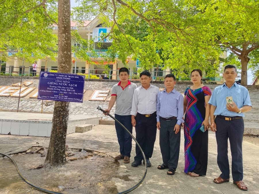 Giếng nước sạch cho trường học