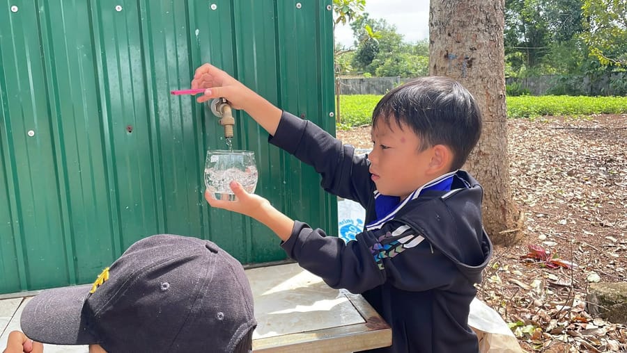 Nước sạch đến tay các em nhỏ